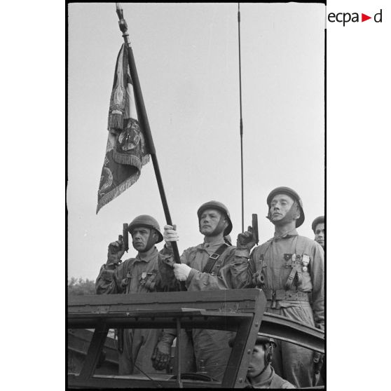 Portrait de groupe de la garde à l'étendard du 1er REC (régiment étranger de cavalerie) à bord d'un scout-car M3A1 lors d'une prise d'armes près de la forêt de la Mamora.