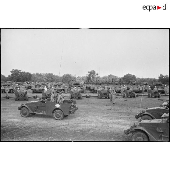 Défilé de l'étendard du 1er REC (régiment étranger de cavalerie) devant le chef de corps de l'unité lors d'une prise d'armes près de la forêt de la Mamora.
