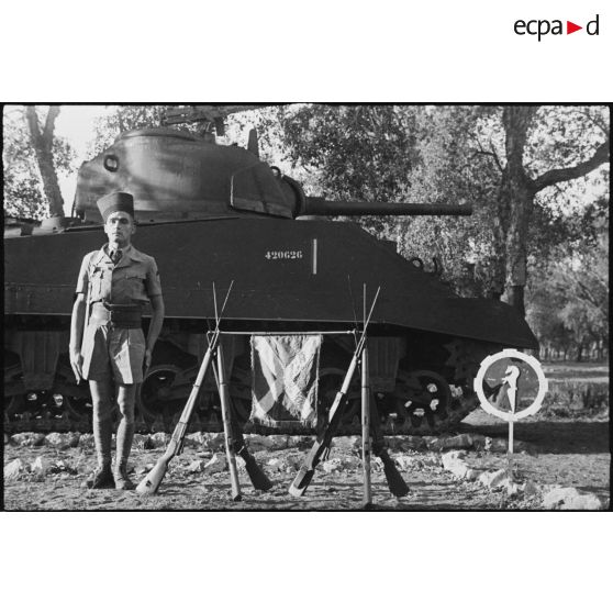 Garde d'honneur du fanion du 2e escadron du 12e régiment de chasseurs d'Afrique (12e RCA) de la 2e division blindée (2e DB).