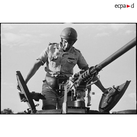 Un capitaine du 12e régiment de chasseurs d'Afrique 12e RCA) de la 2e division blindée (2e DB) quitte le poste de servant de la mitrailleuse Browning de 12,7 mm sur la tourelle d'un char moyen Sherman M4.