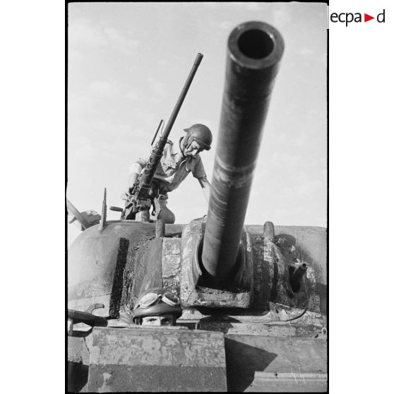 Co-pilote et chef de char du 12e régiment de chasseurs d'Afrique (12e RCA) de la 2e division blindée (2e DB) à leurs postes de combat à bord d'un char moyen Sherman M4 A2.