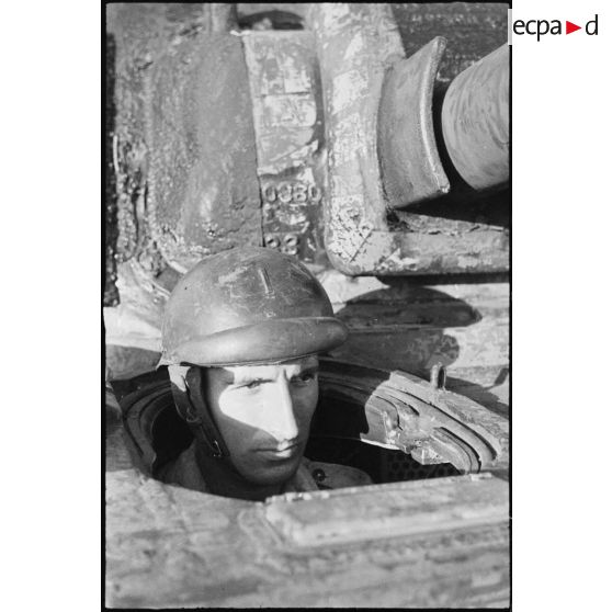 Portrait d'un co-pilote de char moyen Sherman M4 A2 du 12e régiment de chasseurs d'Afrique (12e RCA) de la 2e division blindée (2e DB) à son poste de combat.