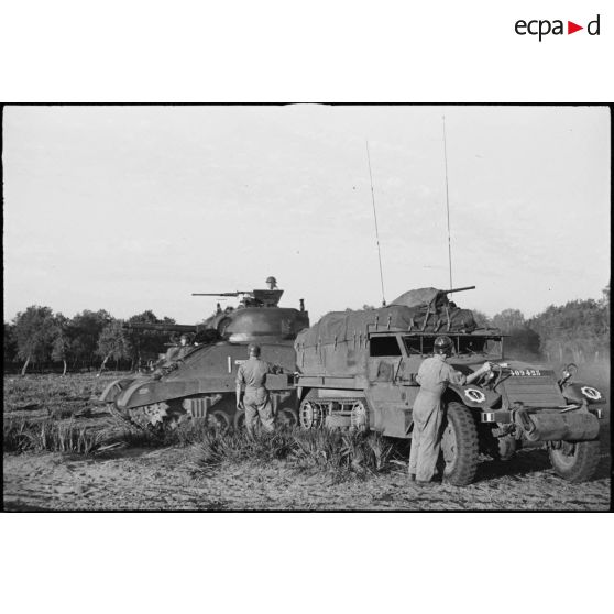 Equipages du half-track M3 radio Fomalhaud et d'un char moyen Sherman M4 A2 du 12e régiment de chasseurs d'Afrique (12e RCA) de la 2e division blindée (2e DB).