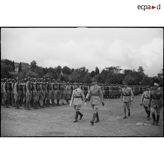Les autorités militaires passent une promotion d'élèves aspirants de l'école de Cherchell en revue au cours d'une cérémonie.