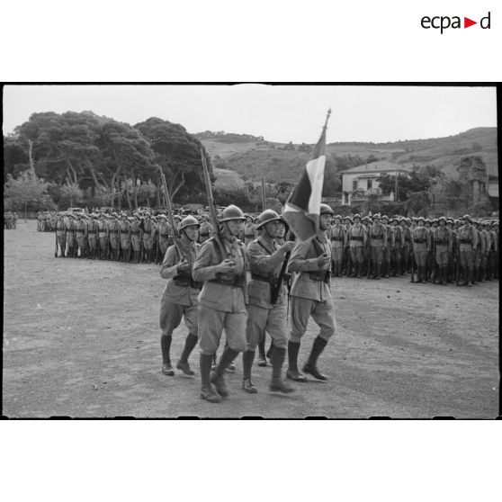 Le drapeau de l'école de Cherchell est présenté aux élèves aspirants de la promotion Tunisie lors de la cérémonie de baptême de la promotion.