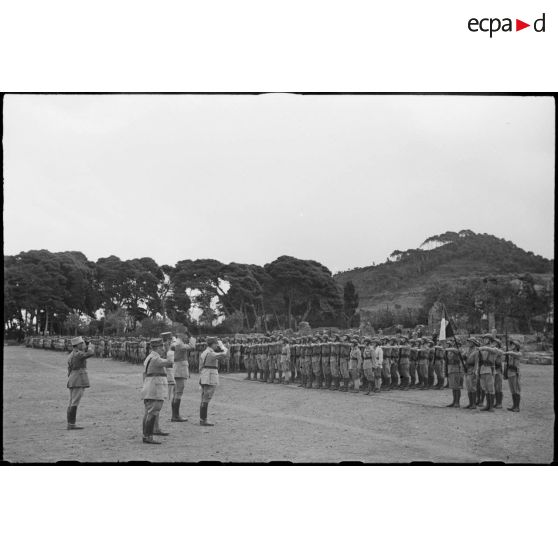 Salut du drapeau de l'école des élèves aspirants de Cherchell par les autorités militaires.