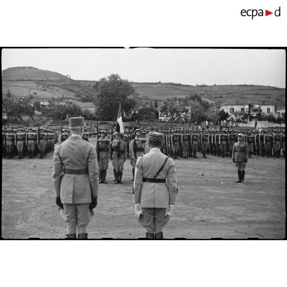 Exécution de l'hymne national pendant la cérémonie de baptême de la promotion Tunisie de l'école des élèves aspirants de Cherchell.