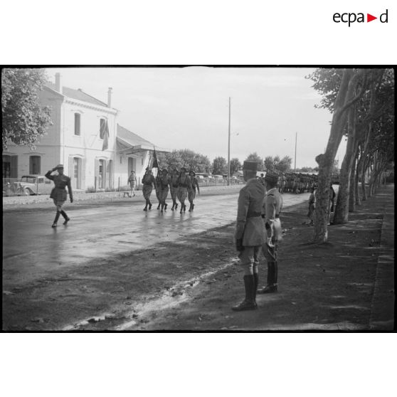 Défilé de la promotion Tunisie de l'école d'élèves aspirants de Cherchell devant les autorités.