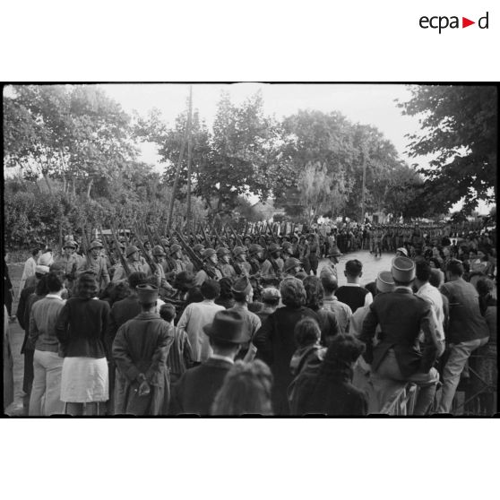 Défilé de la promotion Tunisie de l'école d'élèves aspirants de Cherchell à l'issue de la cérémonie de baptême de la promotion.