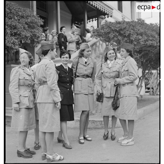 Des auxiliaires féminines de l'armée de Terre et de l'armée de l'Air discutent à la sortie d'un cours de l'école féminine des interprètes et des secrétaires d'état-major.