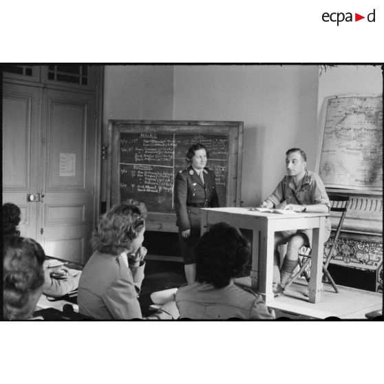 Salle de cours de langues étrangères de l'école féminine des interprètes et des secrétaires d'état-major.