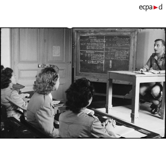 Salle de cours de langues étrangères de l'école féminine des interprètes et des secrétaires d'état-major.