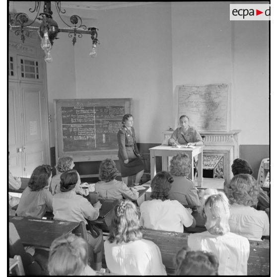 Salle de cours de langues étrangères de l'école féminine des interprètes et des secrétaires d'état-major.