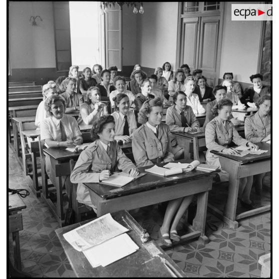 Salle de cours de langues étrangères de l'école féminine des interprètes et des secrétaires d'état-major.