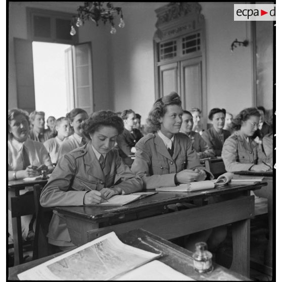 Salle de cours de langues étrangères de l'école féminine des interprètes et des secrétaires d'état-major.