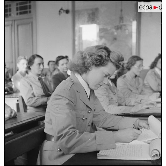 Portrait d'une élève de l'école féminine des interprètes et des secrétaires pendant un cours de langue étrangère.