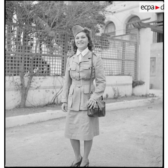 Portrait en pied d'une élève de l'école féminine des interprètes et des secrétaires d'état-major.
