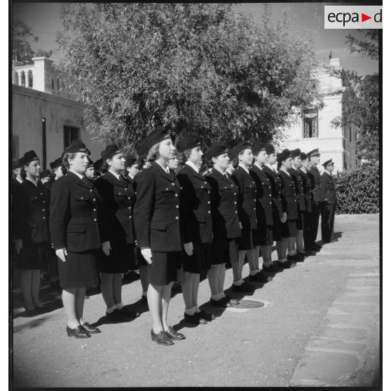 Elèves de l'école des transmissions des personnels féminins de l'armée de l'Air rassemblées dans la cour de l'école lors du rapport quotidien.