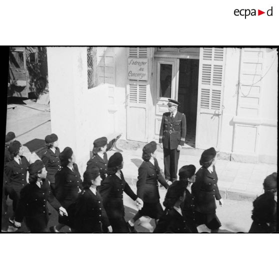 Les élèves de l'école des transmissions des personnels féminins de l'armée de l'Air défilent devant le commandant de l'école à l'issue du rapport.