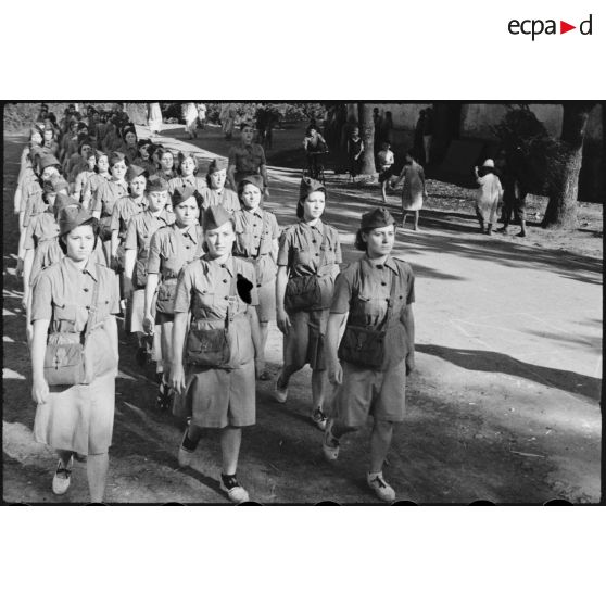 Des élèves du 27e escadron du train de l'école des conductrices de Marengo font de l'ordre serré dans la cour de l'école.