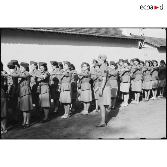 Des élèves du 27e escadron du train de l'école des conductrices de Marengo font de l'ordre serré dans la cour de l'école.