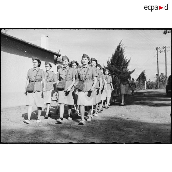 Des élèves du 27e escadron du train de l'école des conductrices de Marengo font de l'ordre serré dans la cour de l'école.