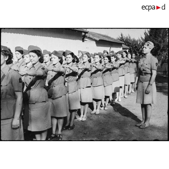 Des élèves du 27e escadron du train de l'école des conductrices de Marengo font de l'ordre serré dans la cour de l'école.