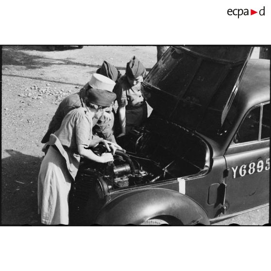 Cours pratique de mécanique pour des élèves du 27e escadron du train de l'école des conductrices de Marengo.