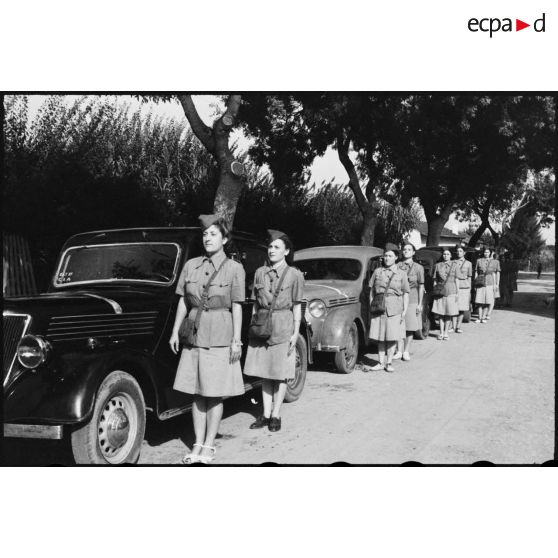 Elèves du 27e escadron du train de l'école des conductrices de Marengo avant un départ pour une leçon de conduite. Le véhicule de liaison au premier plan est une Renault Vivaquatre.