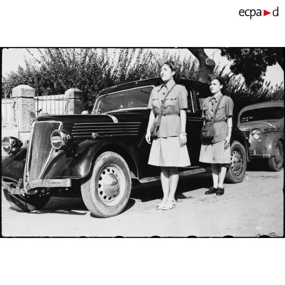Elèves du 27e escadron du train de l'école des conductrices de Marengo avant un départ pour une leçon de conduite. Le véhicule de liaison au premier plan est une Renault Vivaquatre.