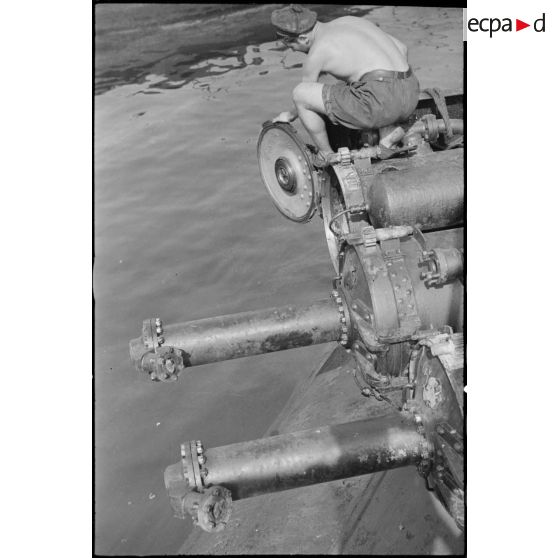 Nettoyage d'un tube lance-torpilles du sous-marin Casabianca.