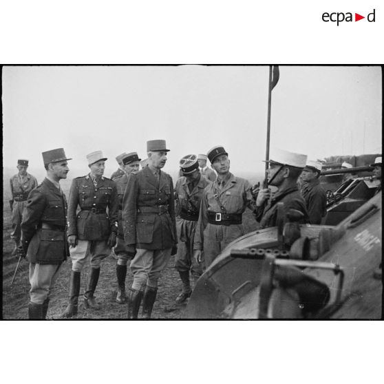 Le&#x20;g&#xE9;n&#xE9;ral&#x20;de&#x20;corps&#x20;d&#x27;arm&#xE9;e&#x20;Roger&#x20;Leyer&#x20;passe&#x20;en&#x20;revue&#x20;le&#x20;1er&#x20;r&#xE9;giment&#x20;&#xE9;tranger&#x20;de&#x20;cavalerie&#x20;&#x28;REC&#x29;.