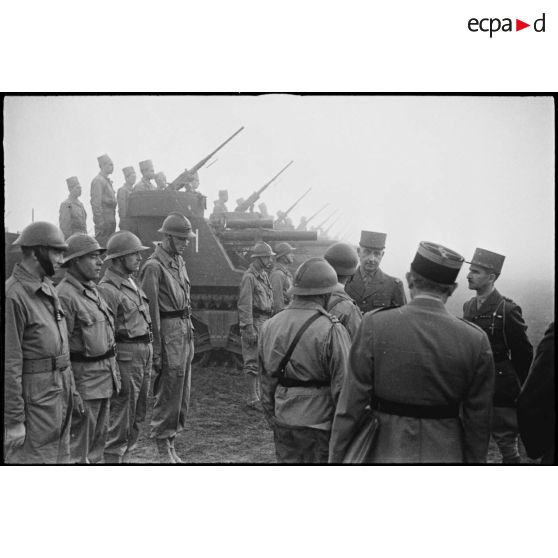 Lors&#x20;d&#x27;une&#x20;inspection&#x20;de&#x20;la&#x20;5e&#x20;division&#x20;blind&#xE9;e&#x20;&#x28;DB&#x29;&#x20;par&#x20;le&#x20;g&#xE9;n&#xE9;ral&#x20;de&#x20;corps&#x20;d&#x27;arm&#xE9;e&#x20;Roger&#x20;Leyer,&#x20;aide-major&#x20;g&#xE9;n&#xE9;ral&#x20;charg&#xE9;&#x20;de&#x20;l&#x27;organisation,&#x20;celui-ci&#x20;s&#x27;entretient&#x20;avec&#x20;le&#x20;chef&#x20;de&#x20;corps&#x20;du&#x20;62e&#x20;r&#xE9;giment&#x20;d&#x27;artillerie&#x20;d&#x27;Afrique&#x20;&#x28;RAA&#x29;.