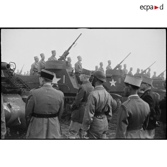 Lors&#x20;d&#x27;une&#x20;inspection&#x20;de&#x20;la&#x20;5e&#x20;division&#x20;blind&#xE9;e&#x20;&#x28;DB&#x29;,&#x20;le&#x20;g&#xE9;n&#xE9;ral&#x20;de&#x20;corps&#x20;d&#x27;arm&#xE9;e&#x20;Roger&#x20;Leyer,&#x20;aide-major&#x20;g&#xE9;n&#xE9;ral&#x20;charg&#xE9;&#x20;de&#x20;l&#x27;organisation,&#x20;passe&#x20;en&#x20;revue&#x20;une&#x20;batterie&#x20;d&#x27;obusiers&#x20;automoteurs&#x20;de&#x20;105&#x20;mm&#x20;M7&#x20;Priest&#x20;du&#x20;62e&#x20;r&#xE9;giment&#x20;d&#x27;artillerie&#x20;d&#x27;Afrique&#x20;&#x28;RAA&#x29;.
