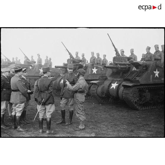 Lors&#x20;d&#x27;une&#x20;inspection&#x20;de&#x20;la&#x20;5e&#x20;division&#x20;blind&#xE9;e&#x20;&#x28;DB&#x29;&#x20;par&#x20;le&#x20;g&#xE9;n&#xE9;ral&#x20;de&#x20;corps&#x20;d&#x27;arm&#xE9;e&#x20;Roger&#x20;Leyer,&#x20;aide-major&#x20;g&#xE9;n&#xE9;ral&#x20;charg&#xE9;&#x20;de&#x20;l&#x27;organisation,&#x20;il&#x20;s&#x27;entretient&#x20;probablement&#x20;avec&#x20;le&#x20;chef&#x20;de&#x20;corps&#x20;du&#x20;62e&#x20;r&#xE9;giment&#x20;d&#x27;artillerie&#x20;d&#x27;Afrique&#x20;&#x28;RAA&#x29;.