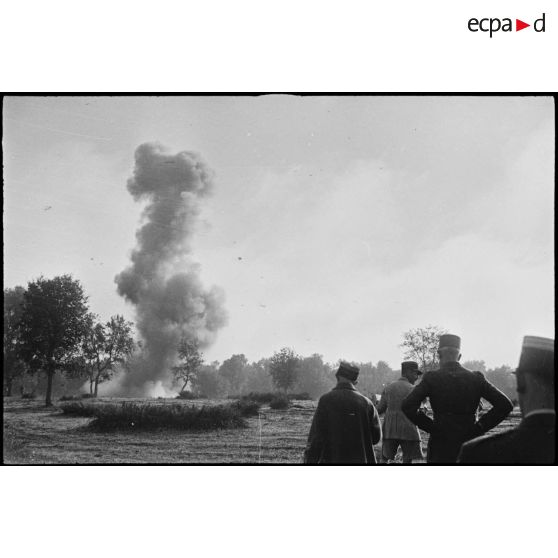 Lors&#x20;d&#x27;une&#x20;inspection&#x20;de&#x20;la&#x20;5e&#x20;division&#x20;blind&#xE9;e&#x20;&#x28;DB&#x29;,&#x20;au&#x20;centre&#x20;d&#x27;instruction&#x20;divisionnaire,&#x20;le&#x20;g&#xE9;n&#xE9;ral&#x20;de&#x20;corps&#x20;d&#x27;arm&#xE9;e&#x20;Roger&#x20;Leyer,&#x20;aide-major&#x20;g&#xE9;n&#xE9;ral&#x20;charg&#xE9;&#x20;de&#x20;l&#x27;organisation,&#x20;assiste&#x20;&#xE0;&#x20;l&#x27;explosion&#x20;d&#x27;une&#x20;mine&#x20;par&#x20;le&#x20;96e&#x20;bataillon&#x20;du&#x20;g&#xE9;nie&#x20;&#x28;BG&#x29;.