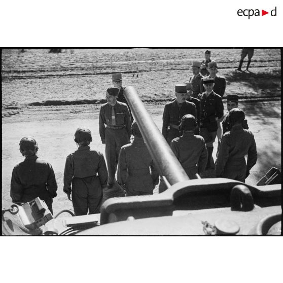 Lors&#x20;d&#x27;une&#x20;inspection&#x20;de&#x20;la&#x20;5e&#x20;division&#x20;blind&#xE9;e&#x20;&#x28;DB&#x29;,&#x20;le&#x20;g&#xE9;n&#xE9;ral&#x20;de&#x20;corps&#x20;d&#x27;arm&#xE9;e&#x20;Roger&#x20;Leyer,&#x20;aide-major&#x20;g&#xE9;n&#xE9;ral&#x20;charg&#xE9;&#x20;de&#x20;l&#x27;organisation,&#x20;passe&#x20;en&#x20;revue&#x20;les&#x20;&#xE9;quipages&#x20;et&#x20;chars&#x20;du&#x20;6e&#x20;r&#xE9;giment&#x20;de&#x20;chasseurs&#x20;d&#x27;Afrique&#x20;&#x28;RCA&#x29;.&#x20;A&#x20;gauche,&#x20;le&#x20;lieutenant-colonel&#x20;Renaudeau&#x20;d&#x27;Arc,&#x20;chef&#x20;de&#x20;corps&#x20;du&#x20;r&#xE9;giment.