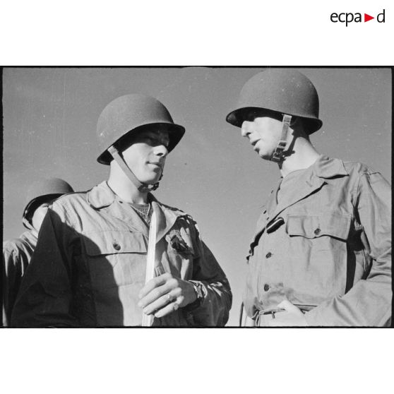 Rassemblement de soldats de la 2e division blindée (2e DB), équipés de tenues américaines, lors d'une inspection de la division.