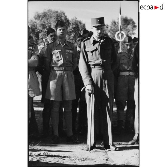 Le général de brigade Philippe Leclerc de Hauteclocque, commandant la 2e division blindée (2e DB).