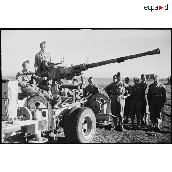 Démonstration de mise en batterie d'un canon de 40 mm par le 22e GFTA de la 2e DB.