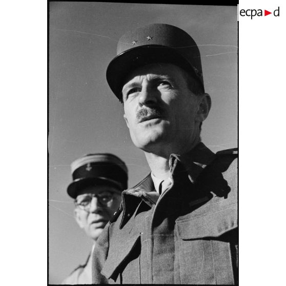 Portrait du général de brigade Philippe Leclerc de Hauteclocque, commandant la 2e division blindée (2e DB), lors d'une visite d'inspection du général de corps d'armée Roger Leyer, chef d'état-major général Guerre.