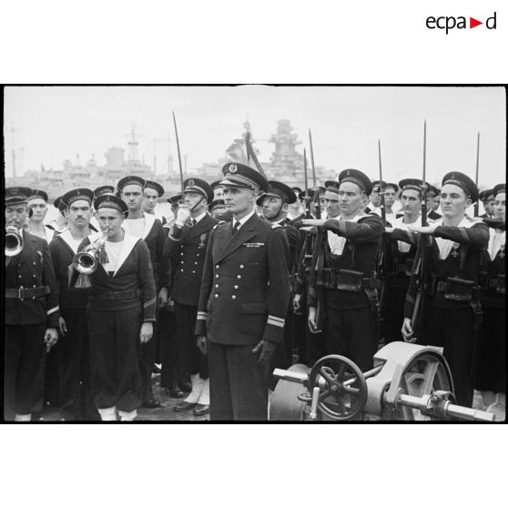 Le capitaine de frégate Lancelot écoutant la lecture de la citation obtenu par le Terrible.