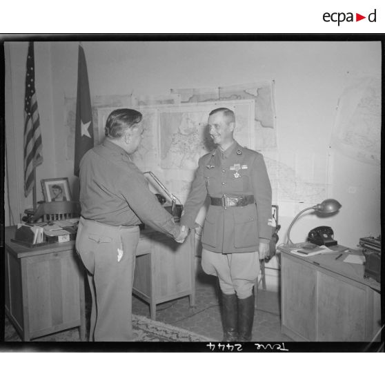 Le général américain Davies félicite le lieutenant-colonel Le Coq qu'il vient de décorer de la croix de la Légion du mérite.