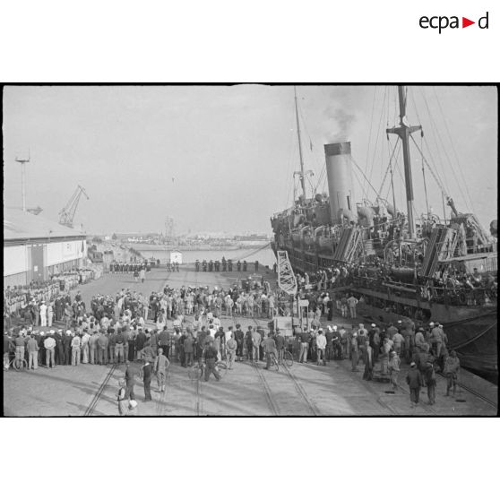 Vue générale de réfugiés français débarquant d'un cargo dans le port de Casablanca.