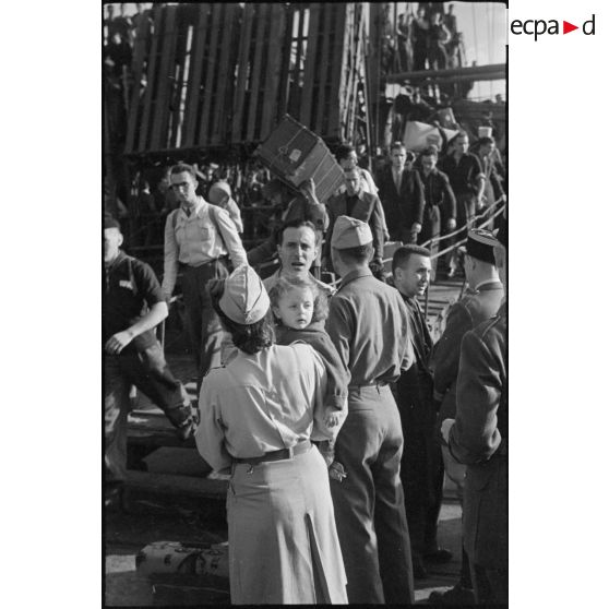 Réfugiés français débarquant d'un cargo dans le port de Casablanca.