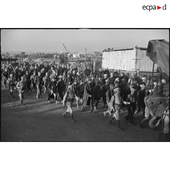 Tirailleurs marocains escortant des prisonniers italiens dans le port de Casablanca.