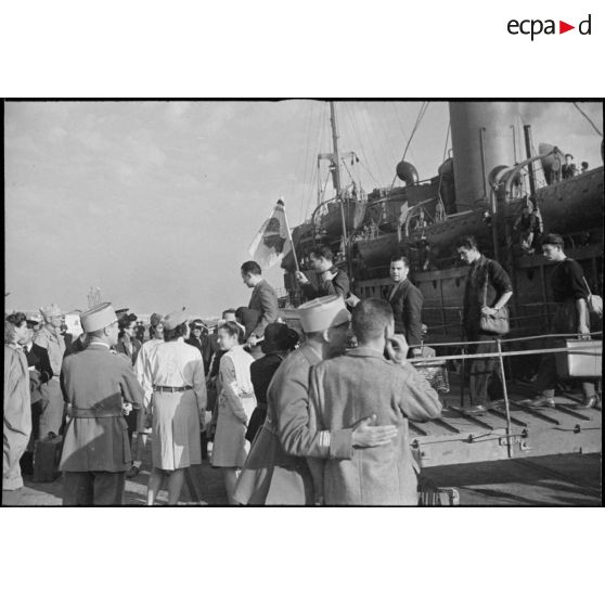 Réfugiés corses débarquant d'un cargo.