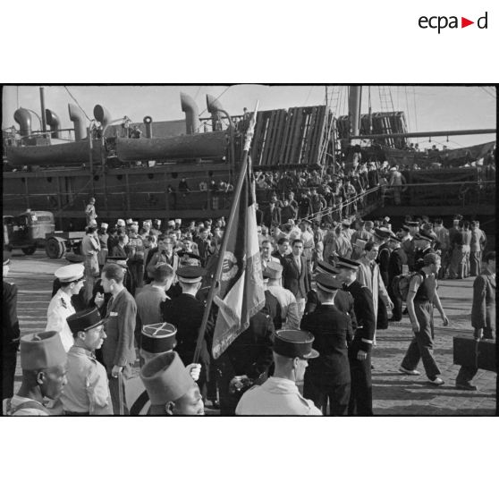 Des réfugiés français débarquent d'un cargo dans le port de Casablanca.