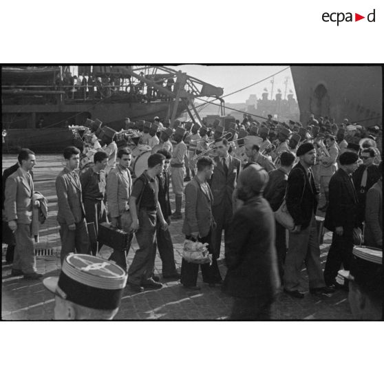 Arrivée de réfugiés français dans le port de Casablanca accueillis par la musique du 11e RIC.
