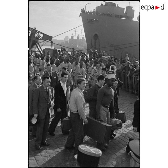 Arrivée de réfugiés français dans le port de Casablanca accueillis par la musique du 11e RIC.